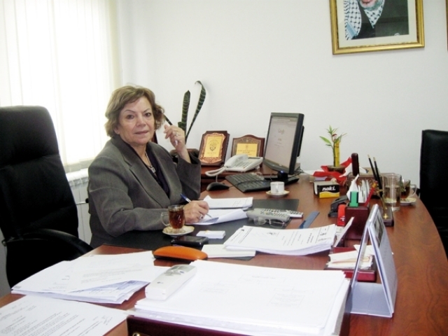 ما هي مطالب انتصار الوزير في المجلس المركزي بما يخص المرأة الفلسطينية؟ 